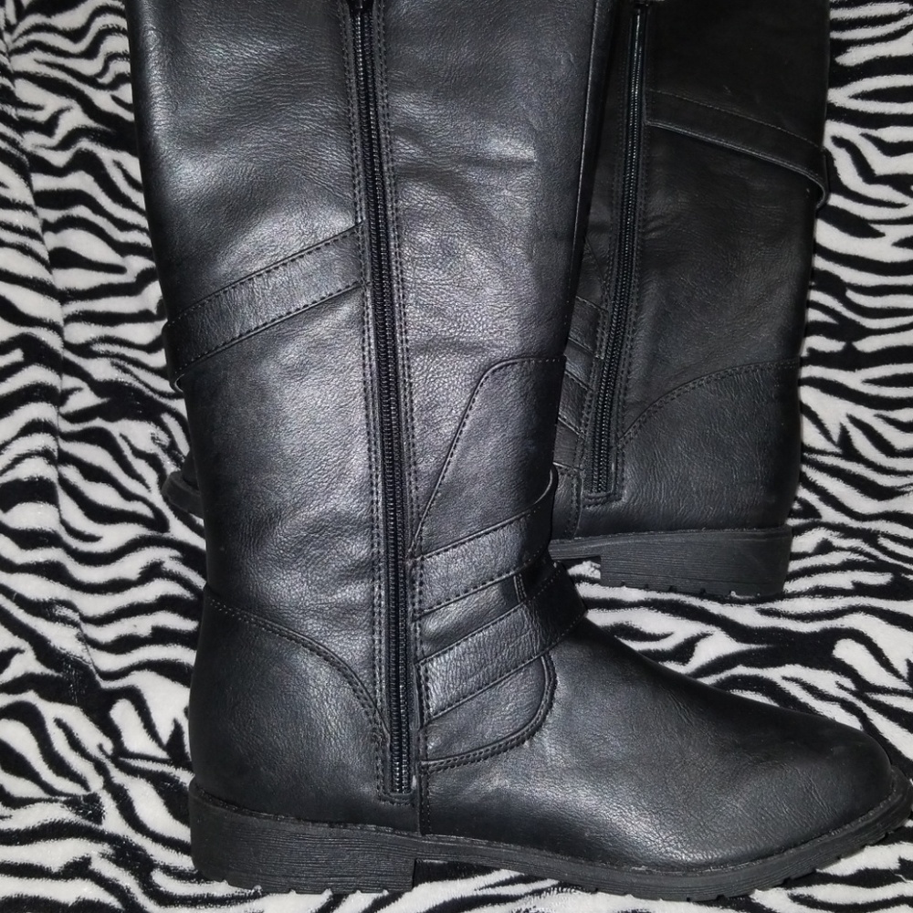 Boots - Picture 2 of 6